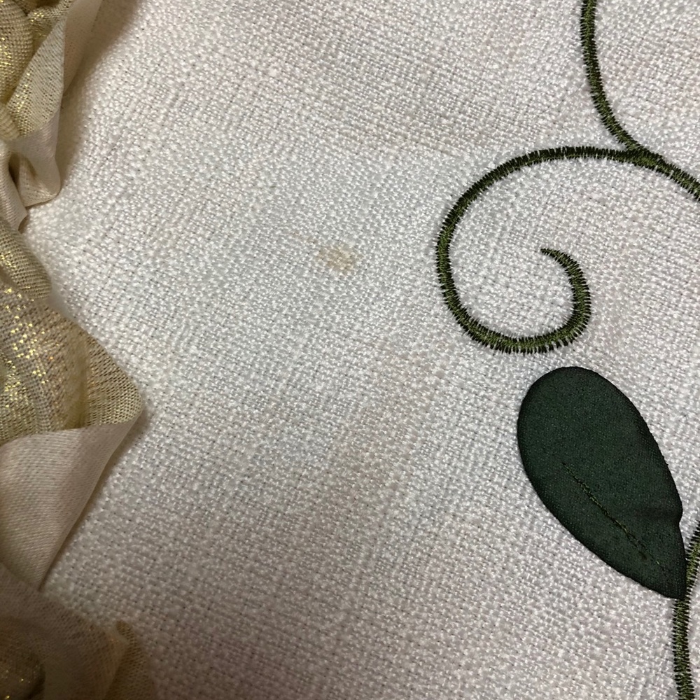 Cream/gold 55” tree skirt - Picture 5 of 6